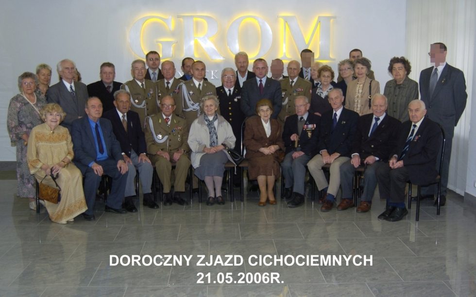 Doroczny Zjazd Cichociemnych w 2006 r. Takie spotkania Cichociemnych oraz ich rodzin z żołnierzami GROM-u organizowane są od połowy lat 90. 