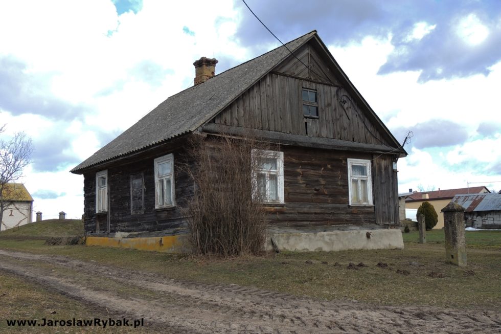Domy w centrum wsi – świadkowie zdarzeń z czasów II wojny światowej.