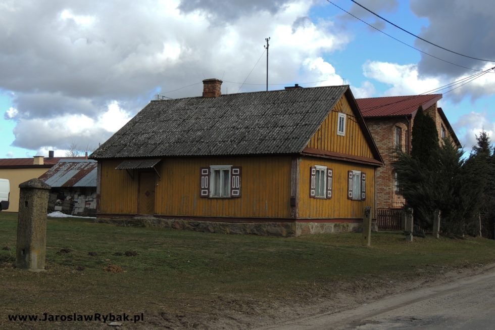Domy w centrum wsi – świadkowie zdarzeń z czasów II wojny światowej.