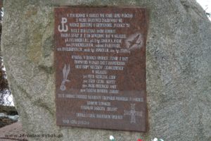 Napis na obelisku upamiętniający wydarzenia z lutego 1943 r.