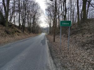 Wjazd do wsi Udórz. Tu w 1944 r. doszło do tragedii.