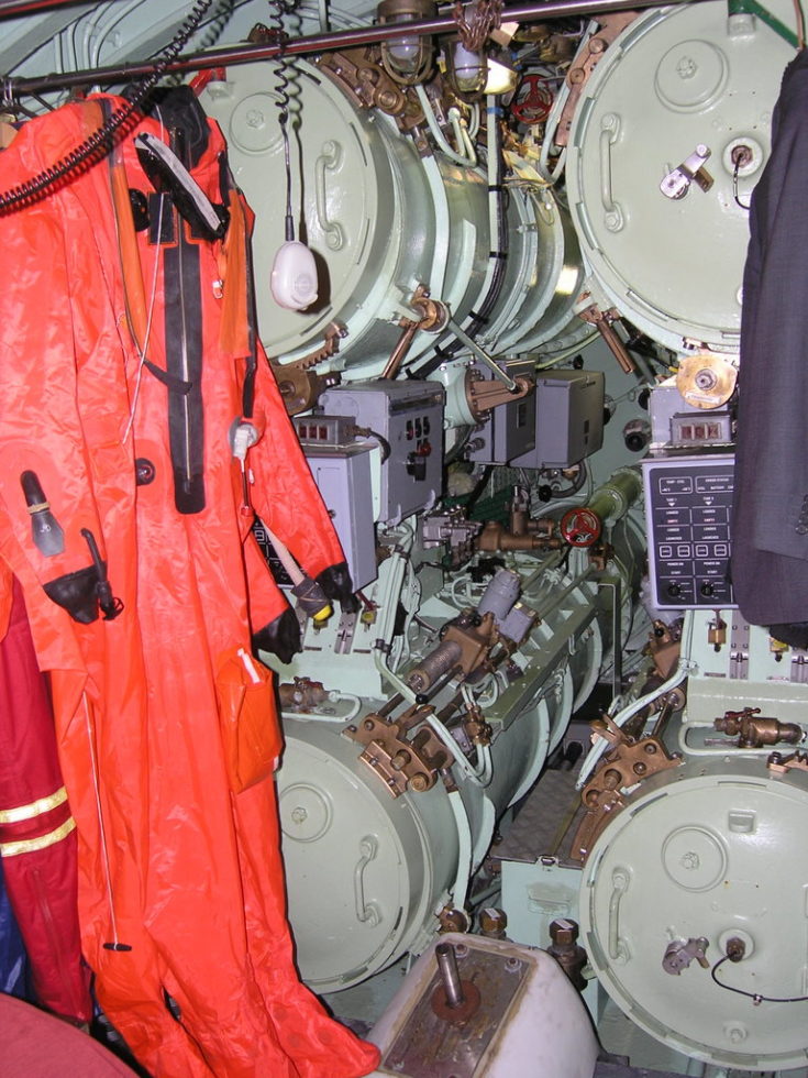 Przedział torpedowy i czerwone skafandry ratunkowe Mk-8.