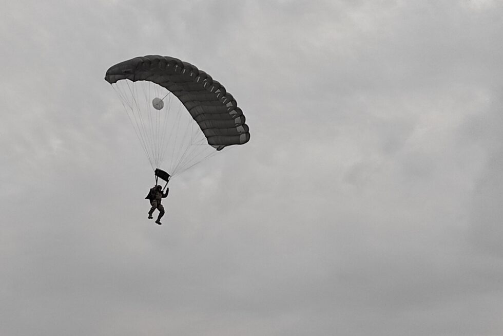 Skoki spadochronowe - największa atrakcja pikników sił specjalnych.