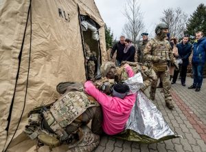 Ćwiczenia medyków w Wojskowym Instytucie Medycznym w Warszawie, które obserwowała Orsolya Kovács. Fot: Piotr Bławicki / wim.mil.pl