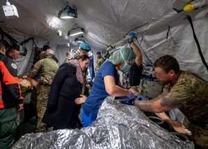 Ćwiczenia medyków w Wojskowym Instytucie Medycznym w Warszawie, które obserwowała Orsolya Kovács. Fot: Piotr Bławicki / wim.mil.pl