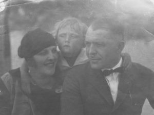 1924 r. Kazimierz Junosza-Stępowski z żoną Jadwigą i pasierbem Jurkiem. Źródło: Narodowe Archiwum Cyfrowe