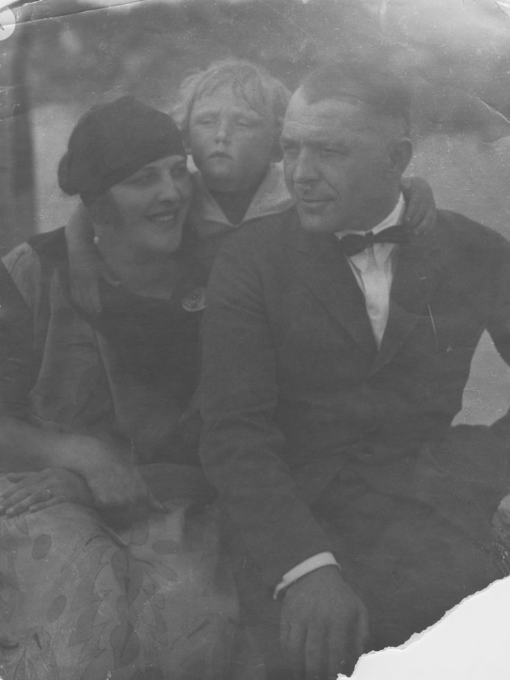 1924 r. Kazimierz Junosza-Stępowski z żoną Jadwigą i pasierbem Jurkiem. Źródło: Narodowe Archiwum Cyfrowe