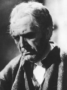 1935 r. Kazimierz Junosza-Stępowski jako prof. Rafał Wilczur w jednej ze scen filmu. Źródło: Narodowe Archiwum Cyfrowe