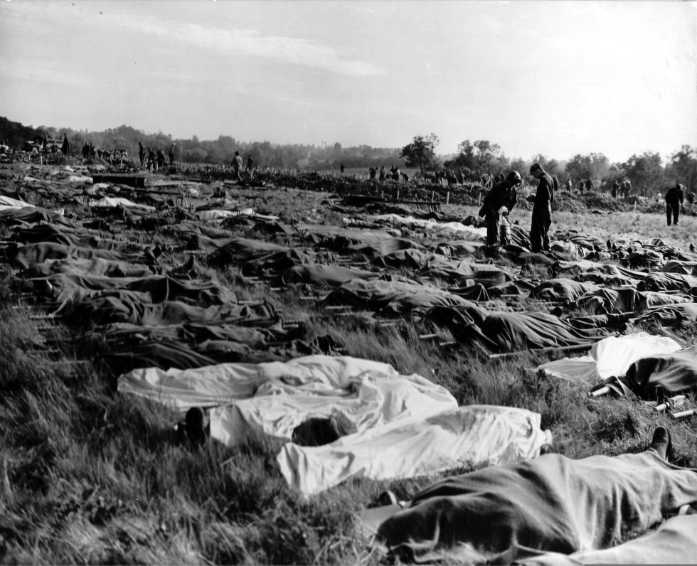 Ciała poległych w czasie lądowania w Normandii na tymczasowym cmentarzu wojennym. Źródło: Projekt PhotosNormandie.