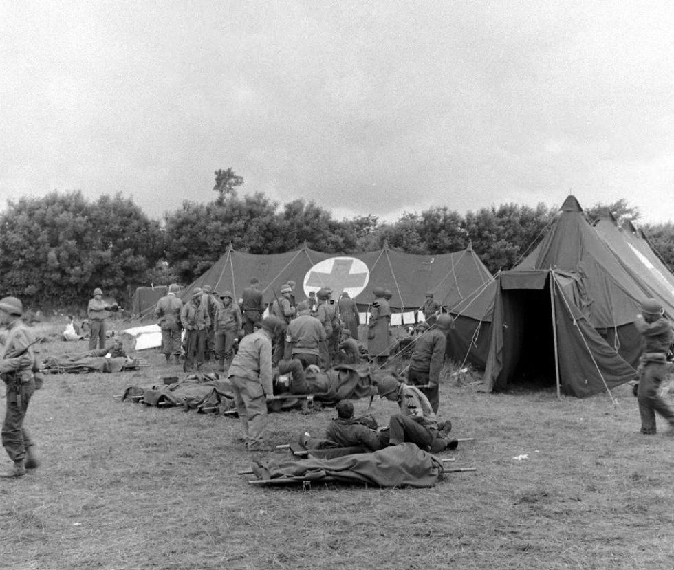 Polowy punkt opatrunkowy urządzony po lądowaniu w Normandii. Źródło: Projekt PhotosNormandie