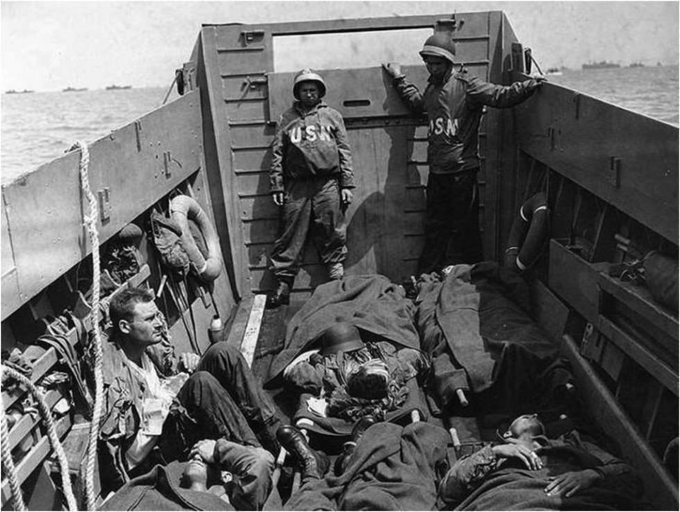 Ewakuacja rannych na okręt szpitalny, który przetransportuje ich na dalsze leczenie do Wielkiej Brytanii. Źródło: Projekt PhotosNormandie.