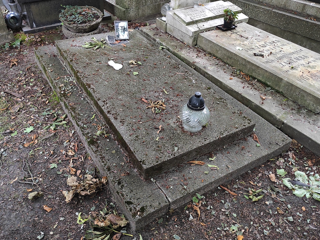 Grób Kazimierza Junoszy-Stępowskiego. Pod zdjęciem Aktora jest opisujący Kazimierza Junoszę-Stępowskiego przygotowany przez Akademię Teatralną. Fot. Jarosław Rybak