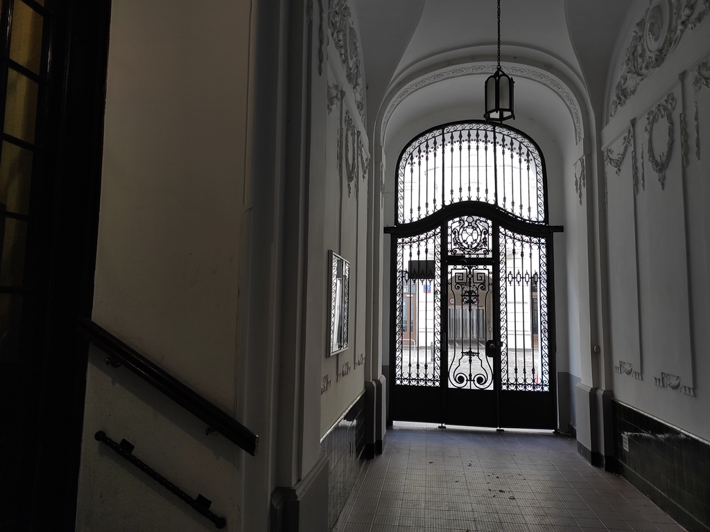 Główne wejście do kamienicy przy ul. Poznańskiej 38 widziane od podwórka. Fot. Jarosław Rybak