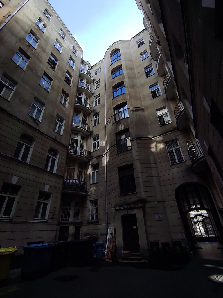 Podwórko kamienicy przy ul. Poznańskiej 38. Po lewej stronie wejście od strony oficyny, po prawej – wejście główne. Konspiratorzy najczęściej korzystali z obu wejść. Fot. Jarosław Rybak