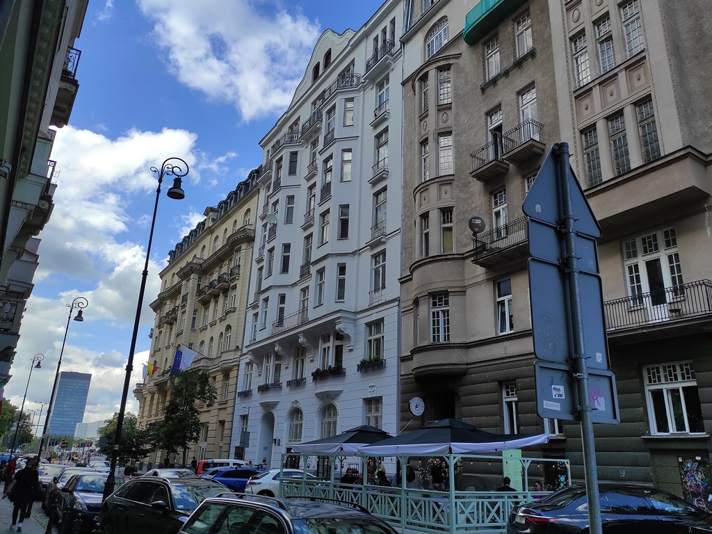 Kamienica przy ul. Poznańskiej 38. Do dziś wyróżnia ją śnieżnobiała elewacja. Po lewej stronie znajduje się hotel „Polonia”. Fot. Jarosław Rybak