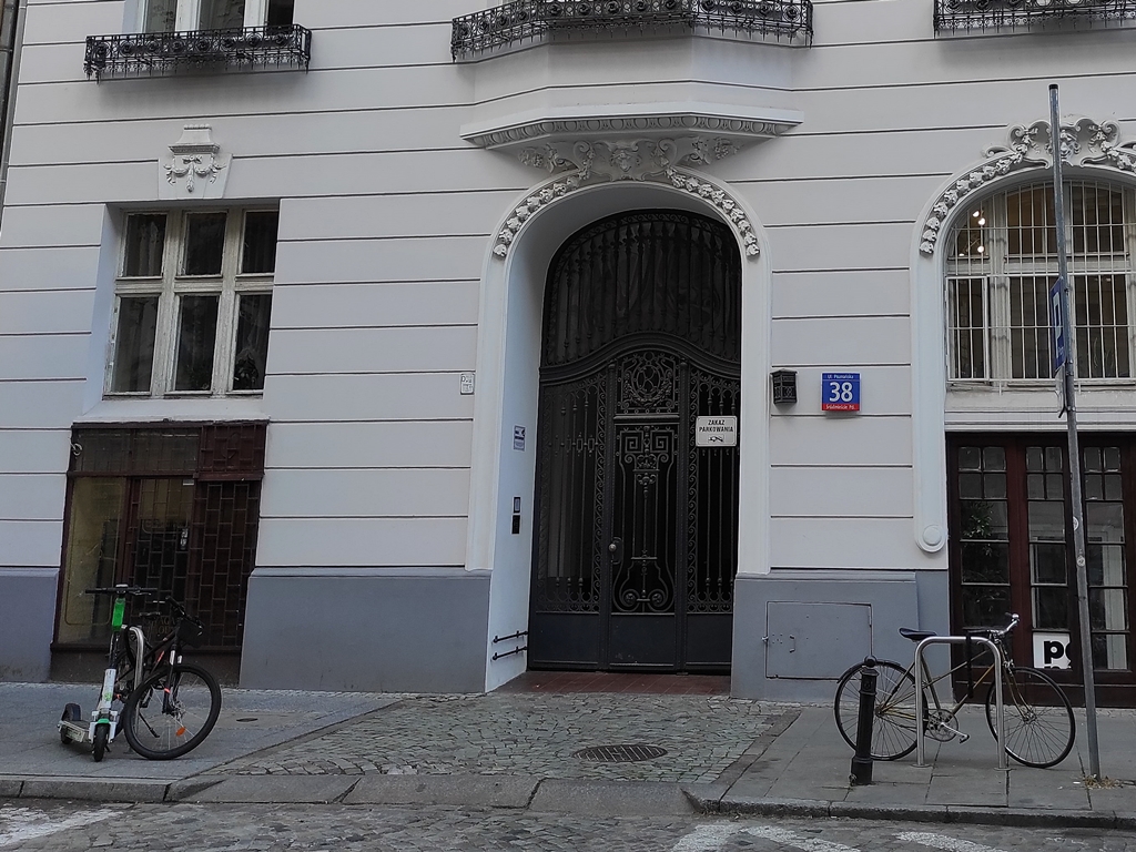 Główne wejście do kamienicy przy ul. Poznańskiej 38. Fot. Jarosław Rybak