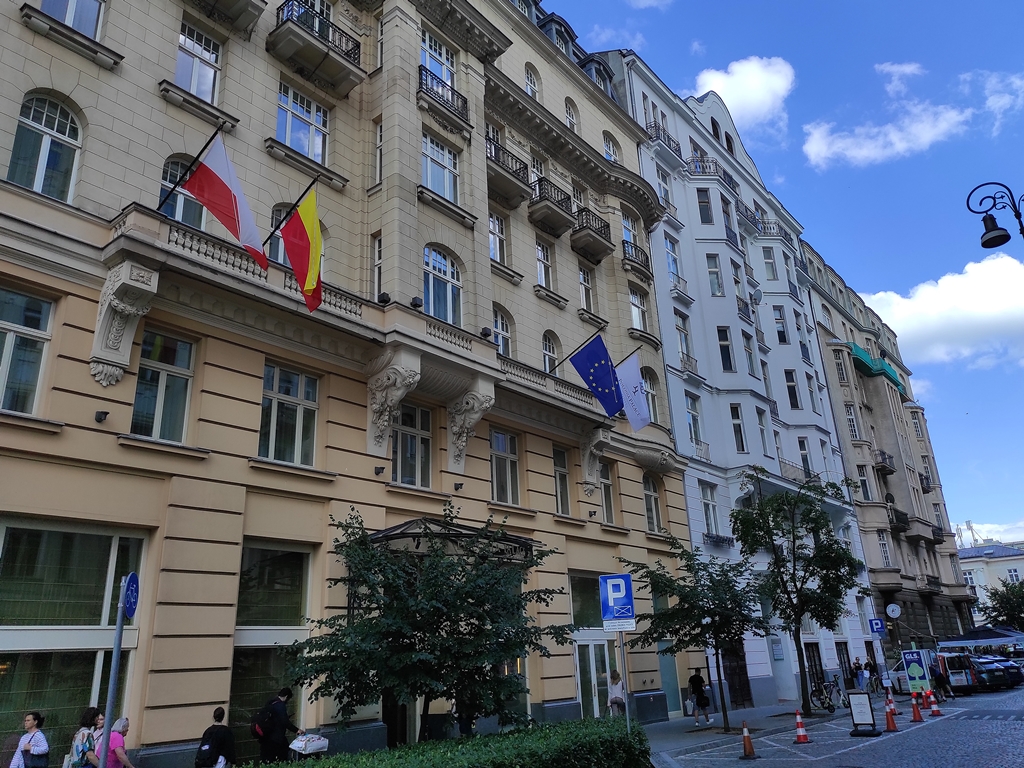 Kamienica przy ul. Poznańskiej 38. Do dziś wyróżnia ją śnieżnobiała elewacja. Po lewej stronie znajduje się hotel „Polonia”. Fot. Jarosław Rybak