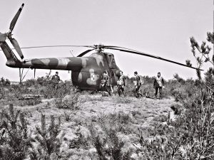 Lądowanie śmigłowca Mi-4 w „terenie przygodnym” po grupę specjalną płetwonurków.
