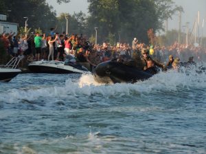 Tłumy zgromadziły się na nabrzeżu Dziwny.