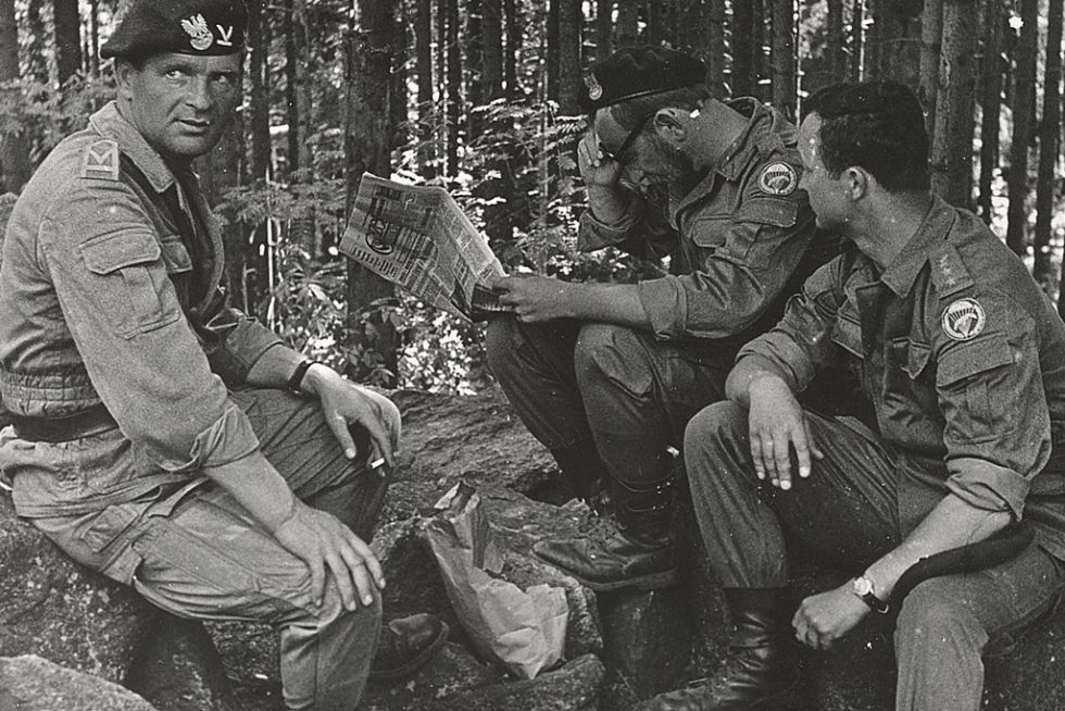 Na poligonie. Z prawej siedzi Andrzej Żdan.