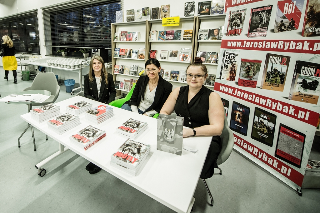 Stoisko z książkami obsługiwały panie z Fundacji „Wspieram cicho i skutecznie”. Fot. Daniel Dmitriew.