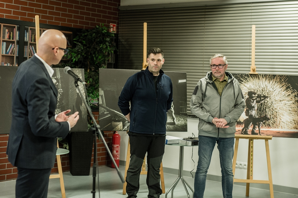 Gabriel Podbioł, Zastępca Burmistrza Lublińca (po lewej), ks. ppłk Przemysław Tur – kapelan JWK i pomysłodawca spotkania oraz autor książki. Fot. Daniel Dmitriew.