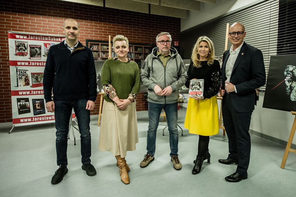 Dowódca JWK (pierwszy z lewej), niezwykle sympatyczne przedstawicielki Lubiteki, Zastępca Burmistrza Lublińca oraz autor. Fot. Daniel Dmitriew.