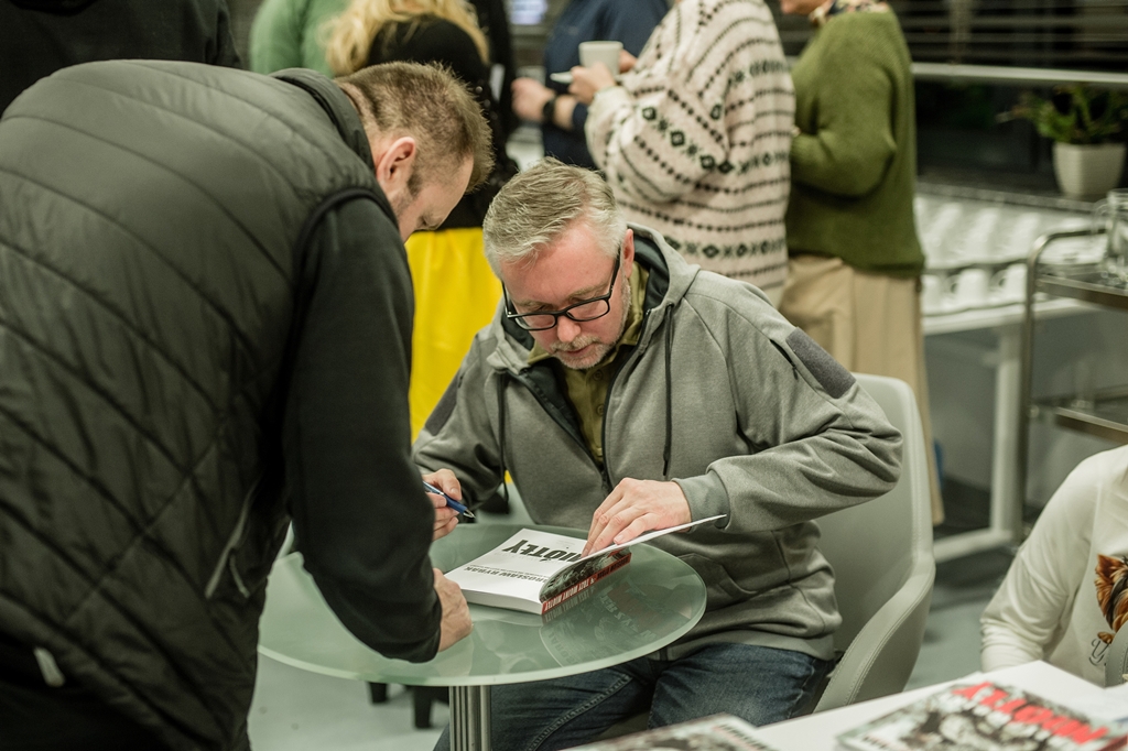Podpisywanie książek trwało długo. Fot. Daniel Dmitriew.