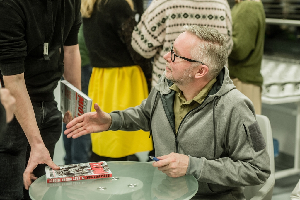 Podpisywanie książek trwało długo. Fot. Daniel Dmitriew.