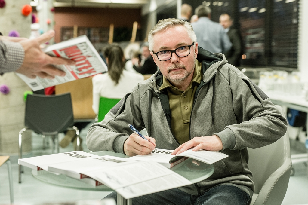 Podpisywanie książek trwało długo. Fot. Daniel Dmitriew.