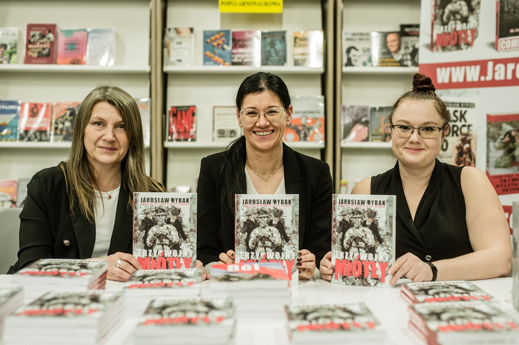 Stoisko z książkami obsługiwały panie z Fundacji „Wspieram cicho i skutecznie”. Fot. Daniel Dmitriew.