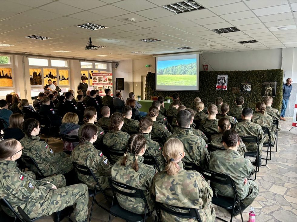 Na sali byli głównie uczniowie klas mundurowych.
