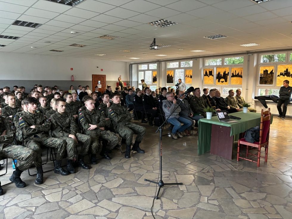 Na sali byli głównie uczniowie klas mundurowych.