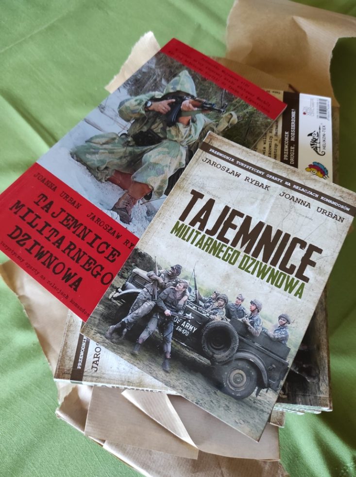 Przewodnik „Tajemnice militarnego Dziwnowa”, wydanie drugie, rozszerzone. Czerwona okładka - wydanie pierwsze.