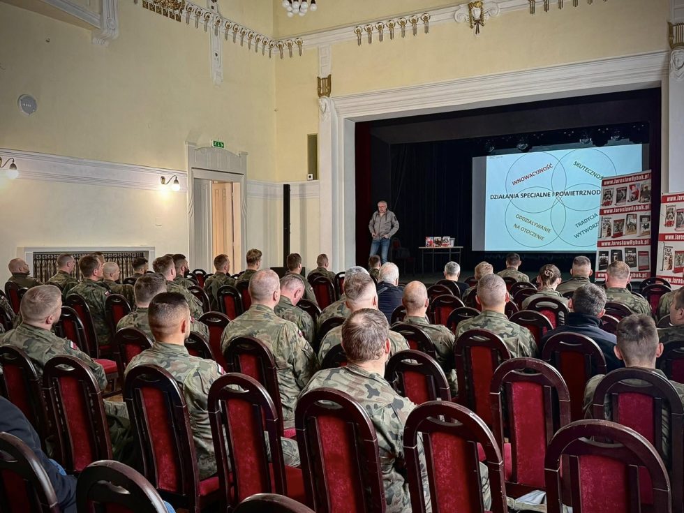 Wśród słuchaczy dominowali wojskowi.