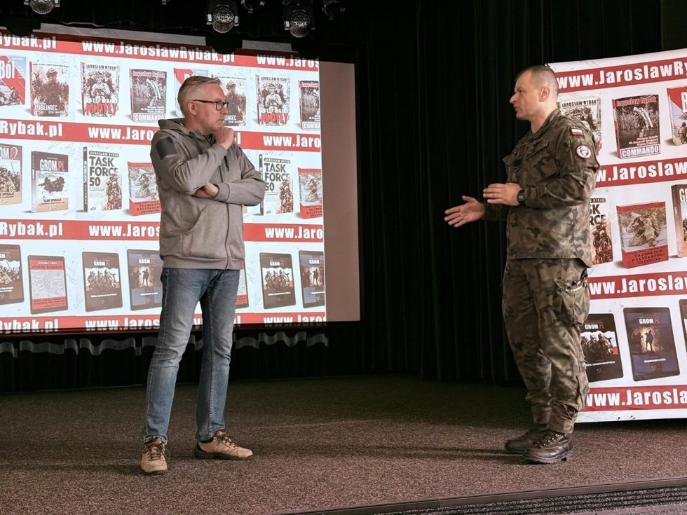 Po prawej: gen. bryg. Michał Strzelecki, dowódca 6. BPD.