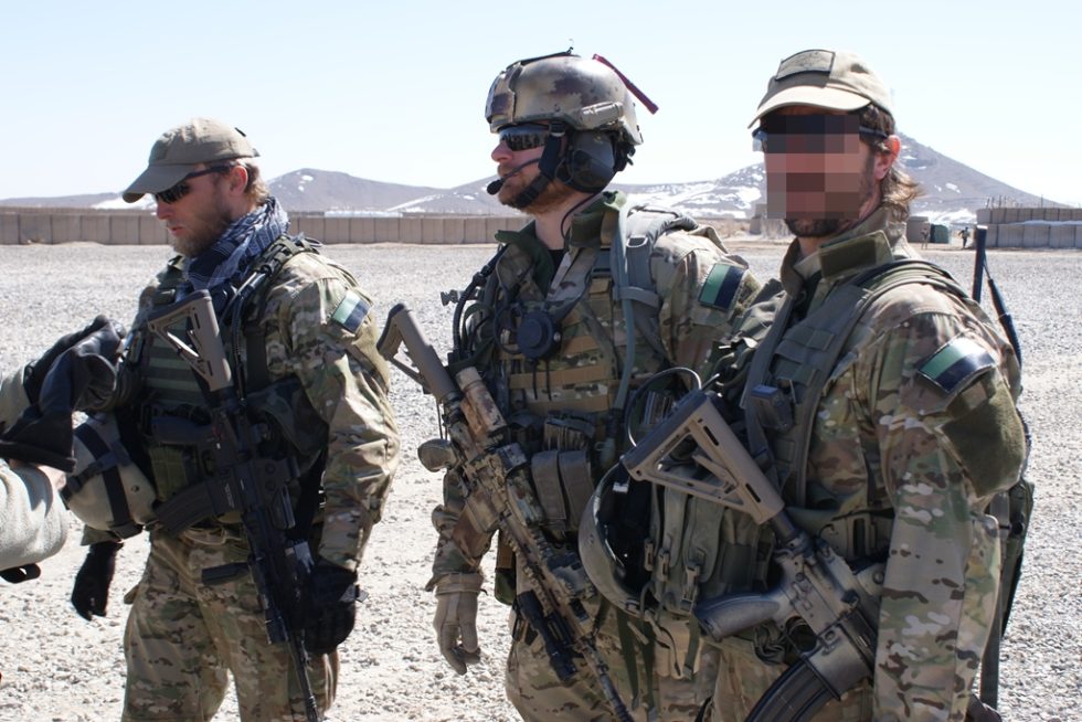 Oficerowie Jednostki Wojskowej Komandosów w Afganistanie. Od lewej: Tomasz Białas (obecnie dowódca 25. Brygady Kawalerii Powietrznej, Michał Strzelecki (w środku) oraz „Carlos”.