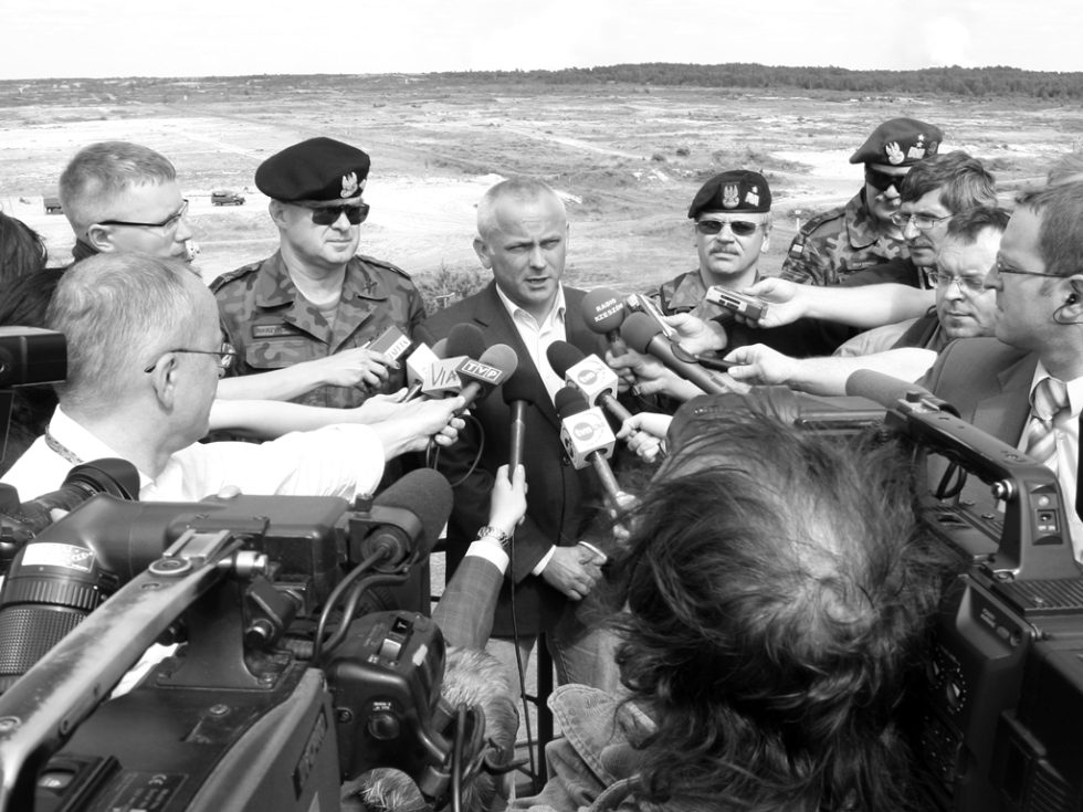 Lato 2007 r. na jednym z poligonów. Od lewej: Jarosław Rybak, gen. Waldemar Skrzypczak, minister obrony Aleksander Szczygło, gen. Tadeusz Buk, gen. Włodzimierz Potasiński (zginęli w katastrofie pod Smoleńskiem w 2010 r.). Fot. Jarosław Wiśniewski
