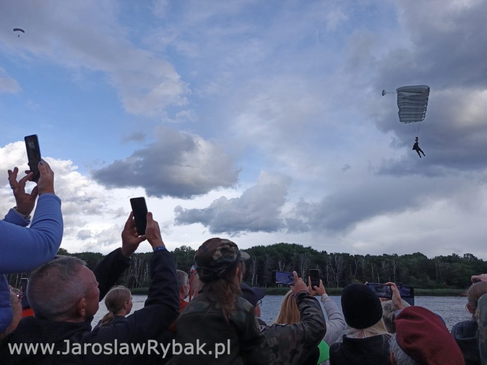 Skoki spadochronowe to największa atrakcja Festynu Komandosa