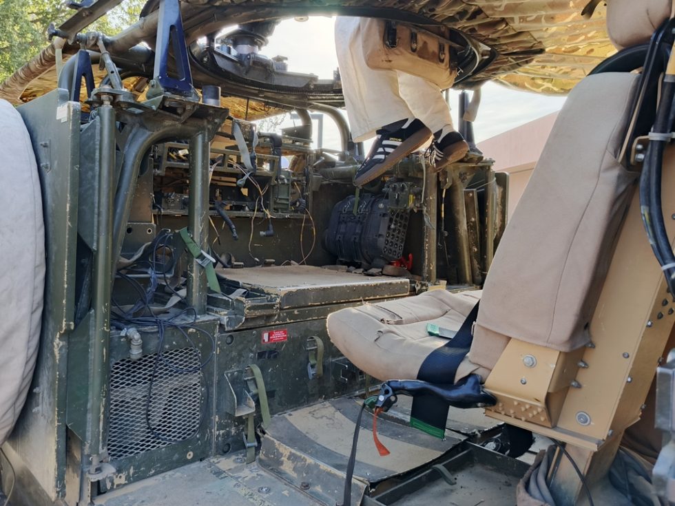 Wnętrze pojazdu z kablami do wymontowanych - niejawnych - podzespołów.