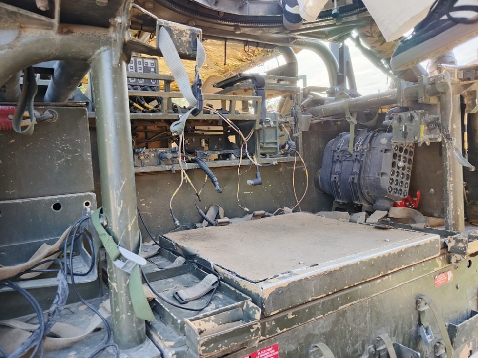 Wnętrze pojazdu z kablami do wymontowanych - niejawnych - podzespołów.