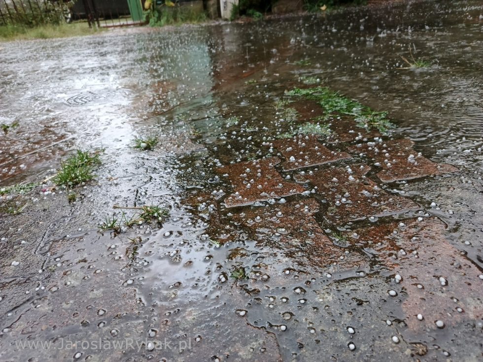 Grad, jaki tuż po skokach spadochronowych spad na Dziwnów.