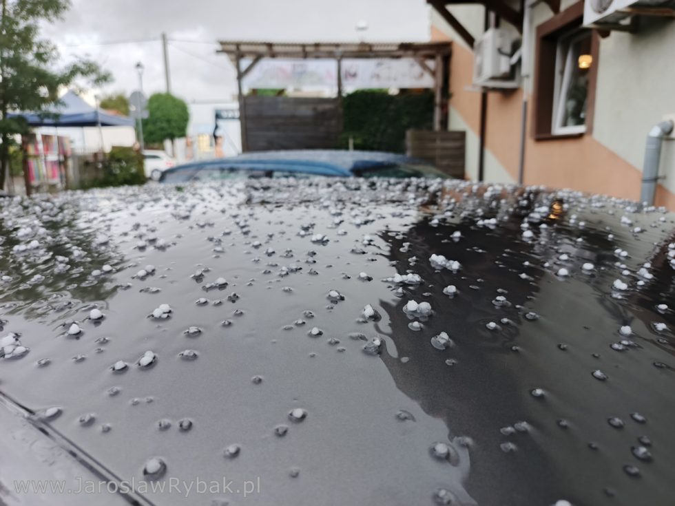 Grad, jaki tuż po skokach spadochronowych spad na Dziwnów.