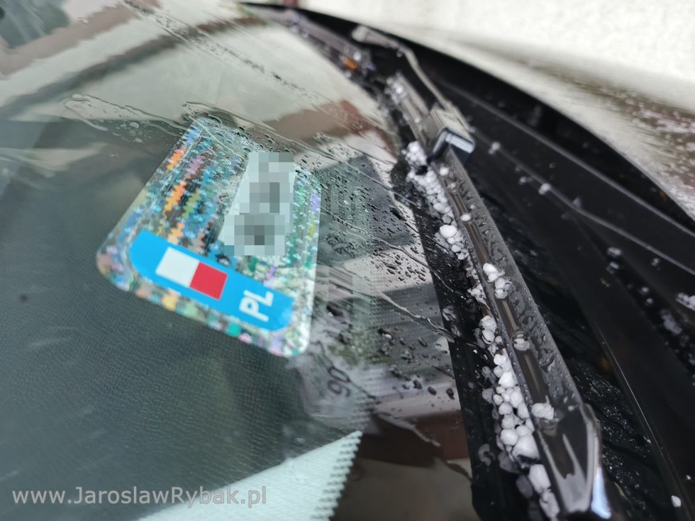 Grad, jaki tuż po skokach spadochronowych spad na Dziwnów.