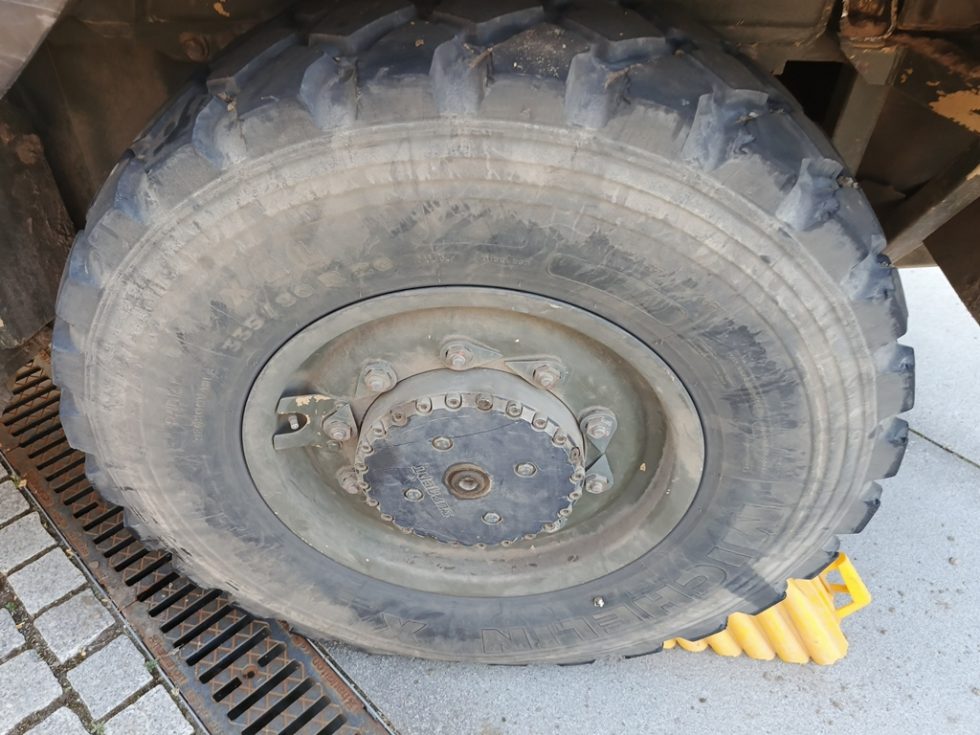 Brytyjczycy nie polerowali opon w wystawionych pojazdach.