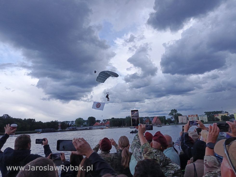 Skoki spadochronowe to największa atrakcja Festynu Komandosa