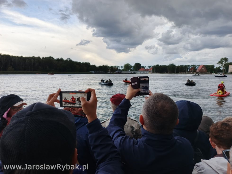 Pontony podejmowały spadochroniarzy, którzy wylądowali w wodzie.