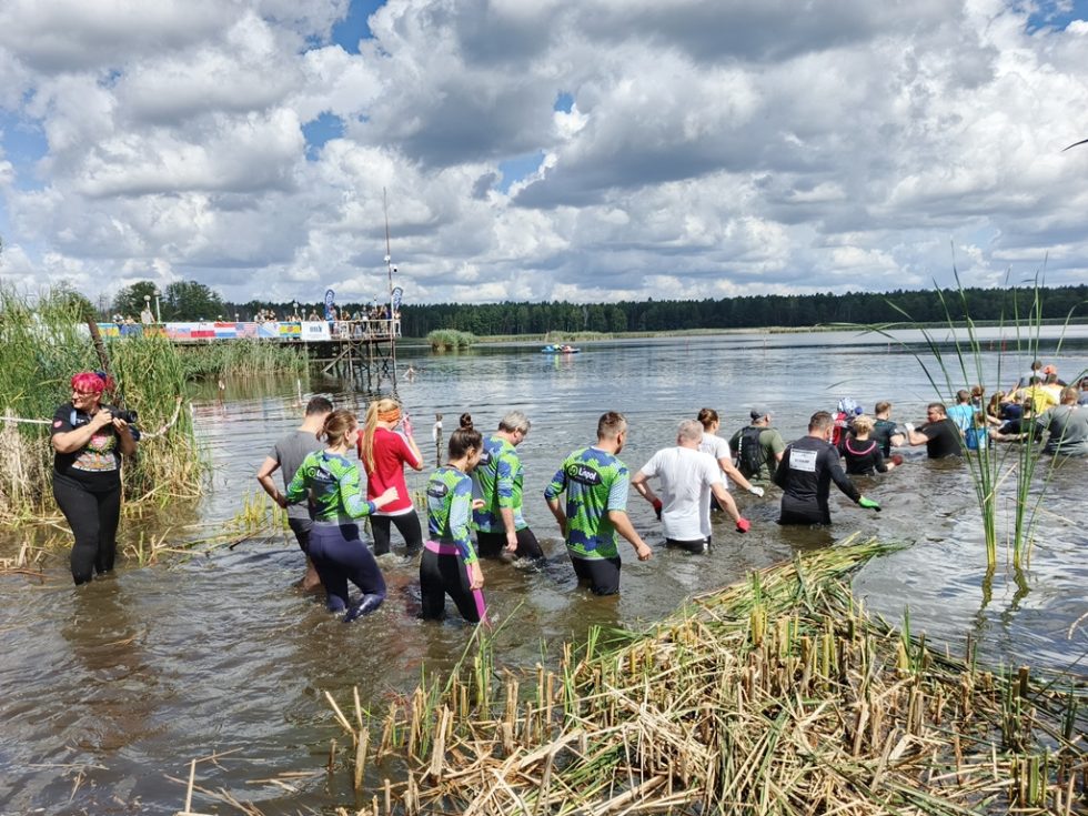 Pierwsi biegacze XX edycji „Biegu Katorżnika” są już w wodzie.