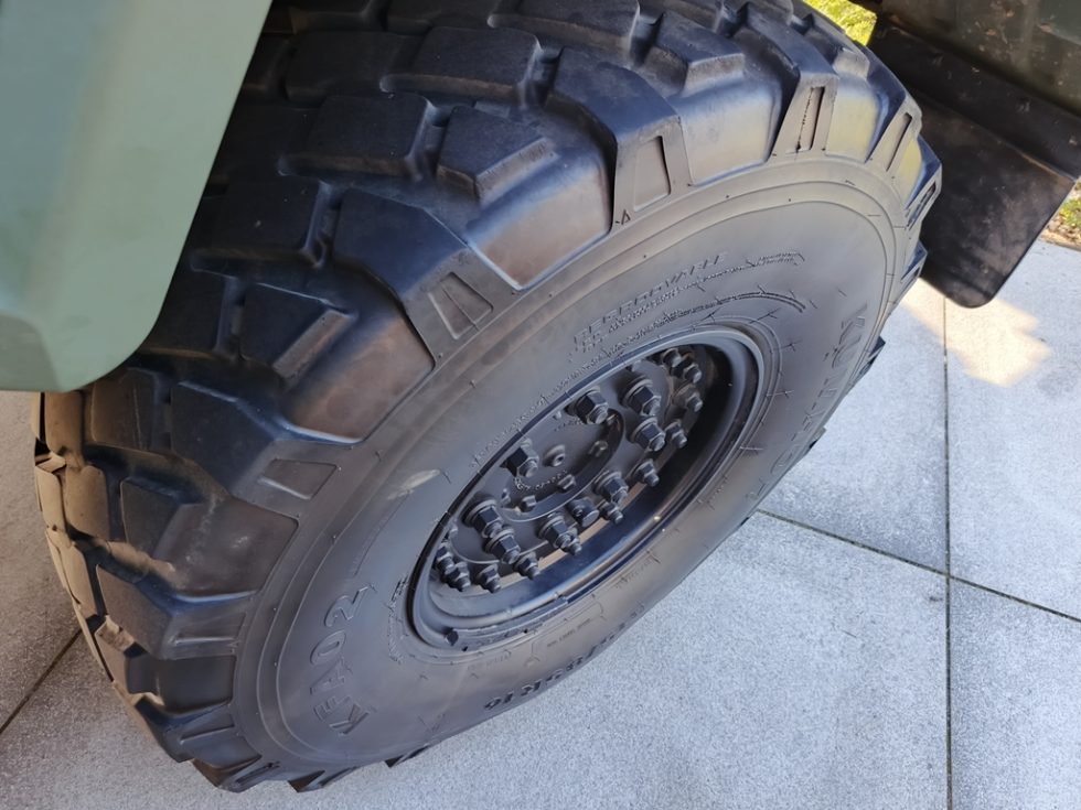 Nabłyszczone opony polskiego pojazdu.