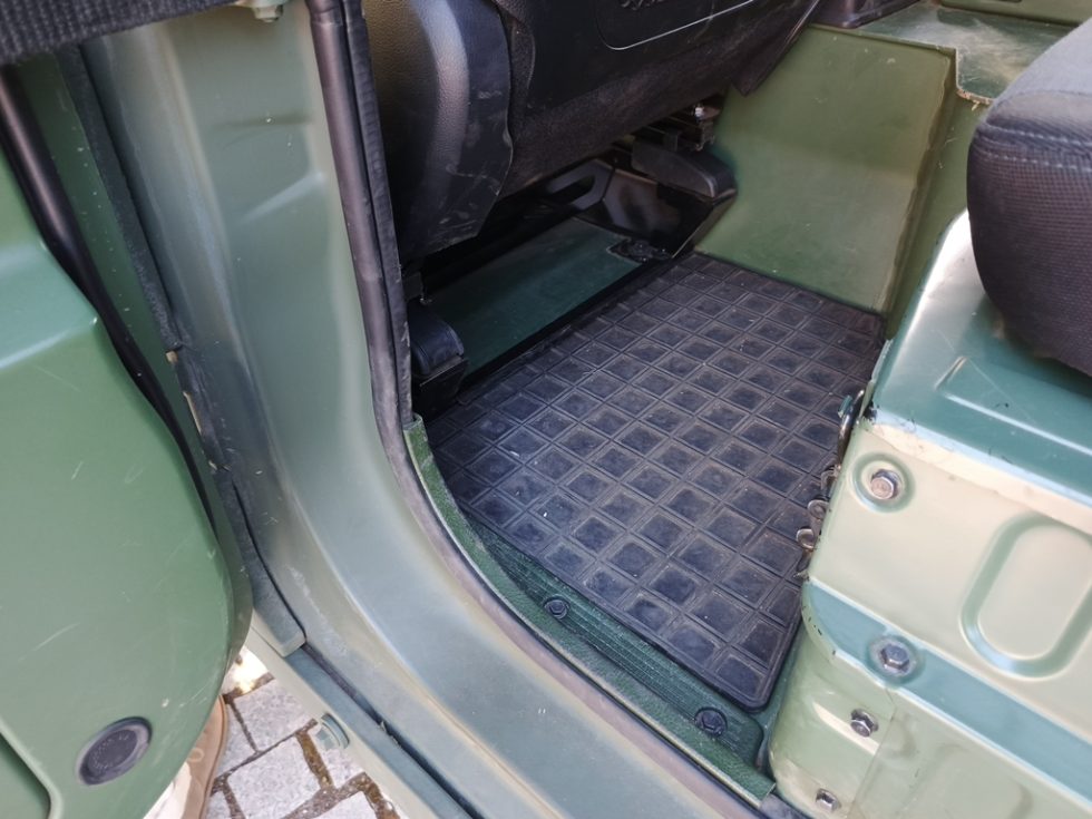 W środku wszystko prawie lśni.